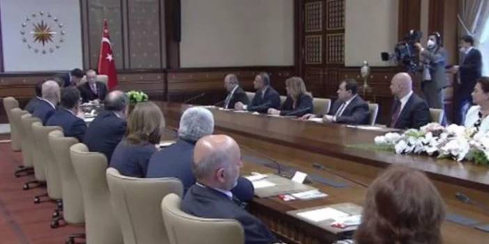 Erdoğan'ın kulağına söylenenler canlı yayına yansıdı