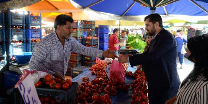 CHP'li Yücel 200 lirayla pazar alışverişine çıktı, parası yetmedi