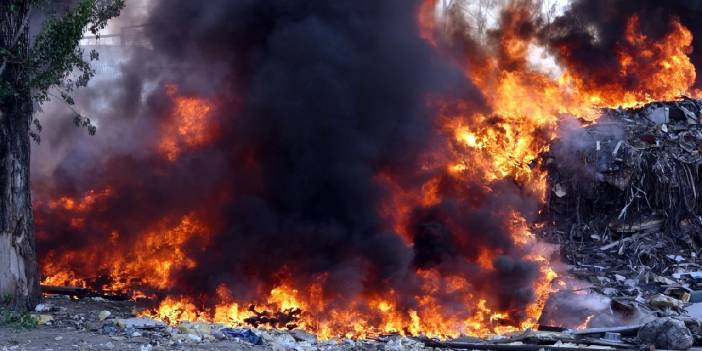 Hurdacılar sitesinde çöplük alanda yangın