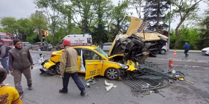 Kendi halinde yoluna giderken üzerine minibüs devrildi