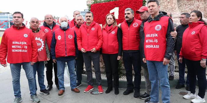 Sendikalar Taksim'deki Cumhuriyet Anıtı'na çelenk bıraktı