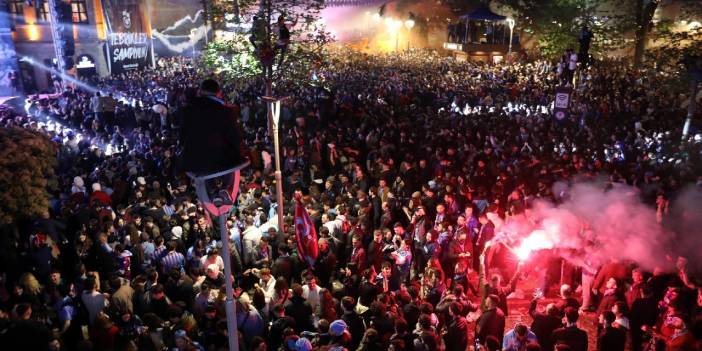 Trabzon'da şampiyonluk kutlamaları gece boyu sürdü