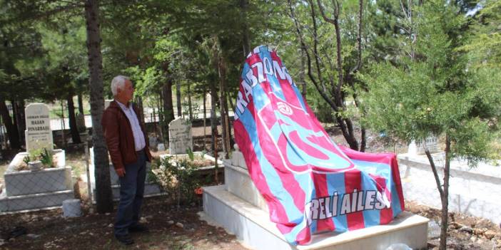 Arkadaşının vasiyetini yerine getirip, mezarına Trabzonspor bayrağı örttü
