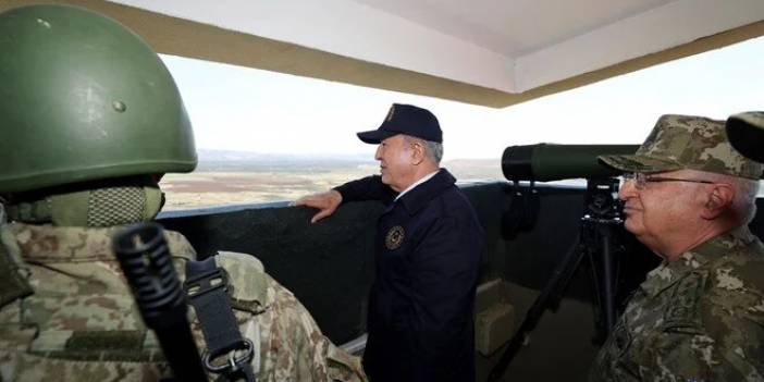 Bakan Akar ve komutanlar sınır hattında