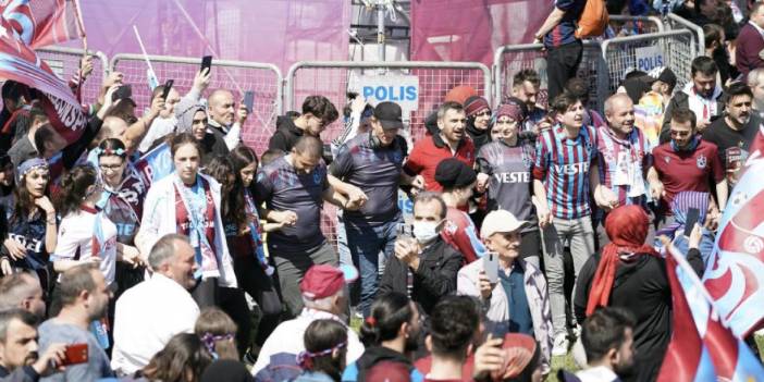 Trabzonsporlular şampiyonluğu Yenikapı'da kutluyor