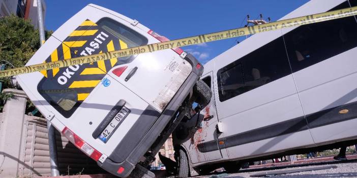 İki okul servisi çarpıştı: 9'u öğrenci 14 yaralı
