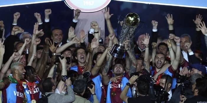 Trabzonspor şampiyonluk kupasını kaldırdı