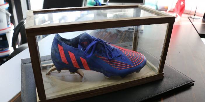 Hugo'nun kramponunu çekip aldı: Biri fanusta diğeri satışta