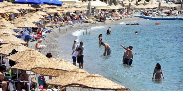 Bodrum'da havalar ısındı, plajlar doldu