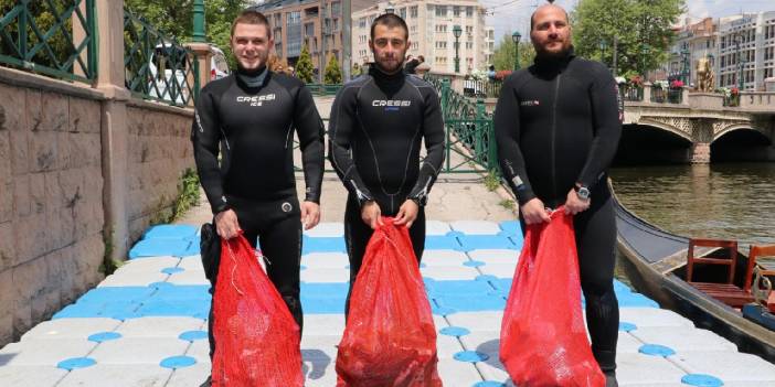 Porsuk Çayı'ndan 20 dakikada 3 çuval çöp çıktı
