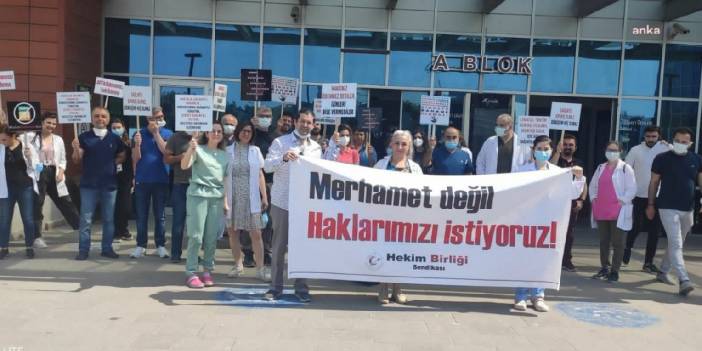 İzmir'de hekimler iş bıraktı: Yoksulluk sınırının altında ücretler kabul edilemez
