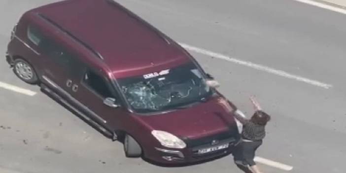 Cipine çarpan aracı taşlayarak hurdaya çevirdi