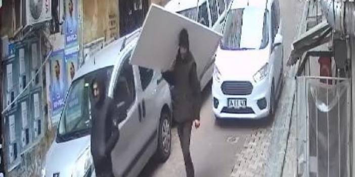 Camiden çaldıkları kapıyı sırtlayıp götürdüler