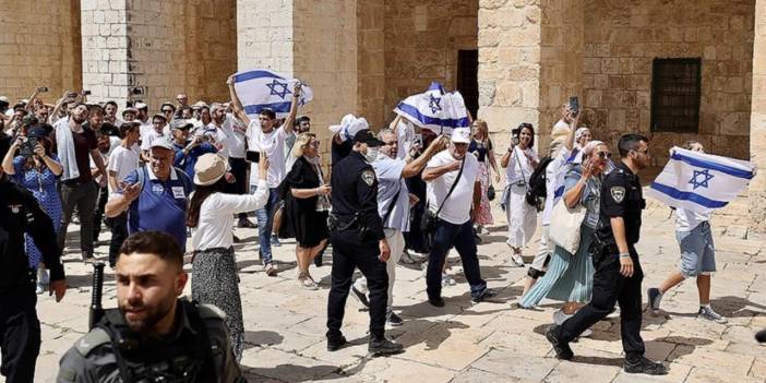 Mescid-i Aksa'da İsrail bayrağı açıldı... Ortalık karıştı