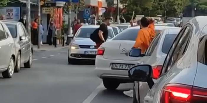 Trafikte sopalı kasklı kavga