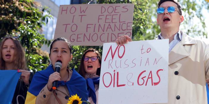 AB Liderler Zirvesi öncesi protesto: Soykırımı finanse etmek nasıl bir duygu?