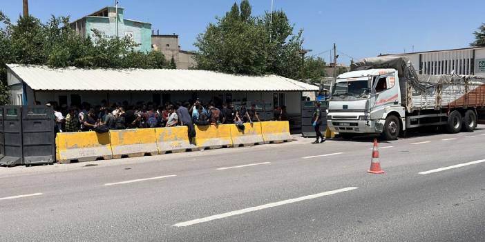 Kamyon kasasından 92 kaçak göçmen çıktı
