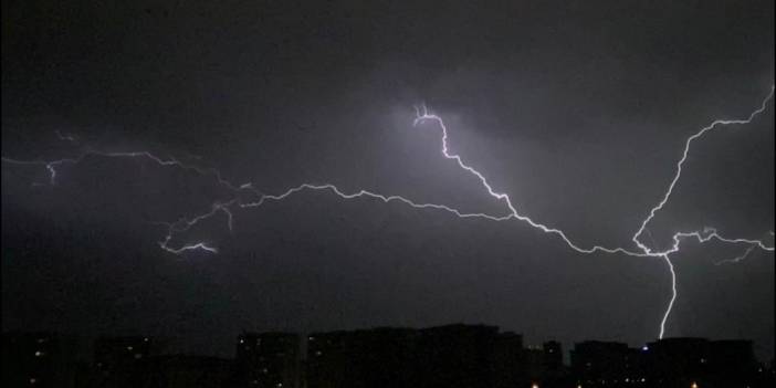 Ankara'da şimşekler gökyüzünü aydınlattı