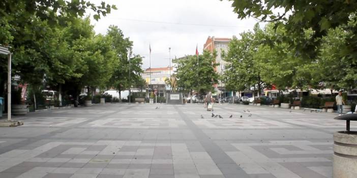 Deprem nedeniyle geceyi dışarıda geçirenler günün ilk ışıklarıyla evlerine döndü