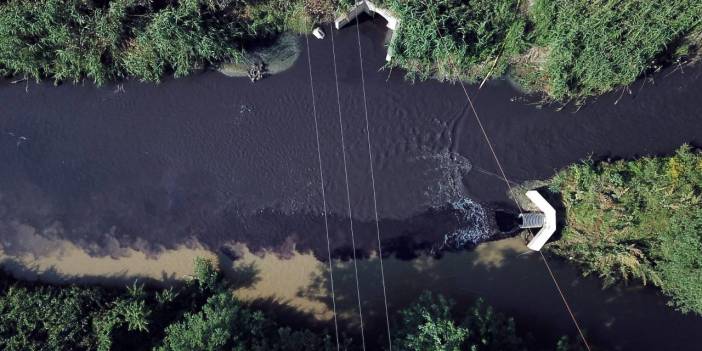 Fabrikaların boyaları suya karıştı! Nilüfer Çayı 'modaya uygun' akıyor