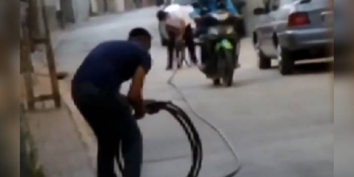 İnternet kablolarını çalarken mahalleliye yakalandılar
