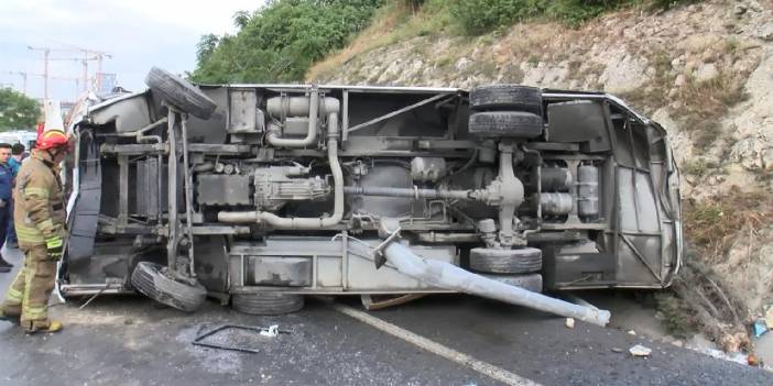 Başakşehir'de servis minibüsü devrildi: 6 yaralı