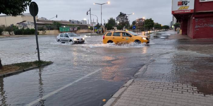 Su borusu patlayınca yol yarıldı: O anlar kamerada