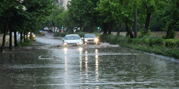 Çorlu'da sağanak; eğitim uçuşları iptal