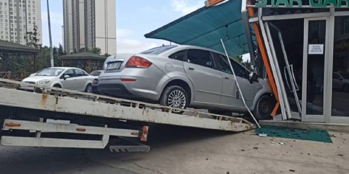Ehliyetsiz sürücü polisten kaçarken kafeye daldı