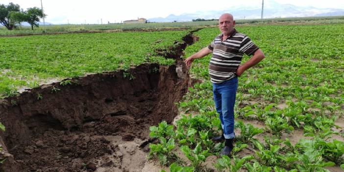 Sağanak vuran arazilerde dev yarıklar oluştu