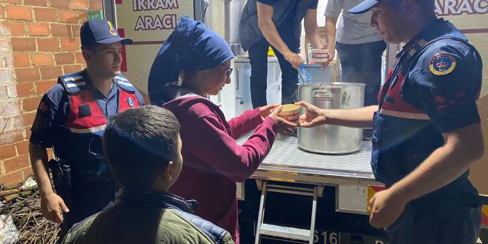 Salihli'de sağanak ve dolu: Mevsimlik işçiler düğün salonuna yerleştirildi