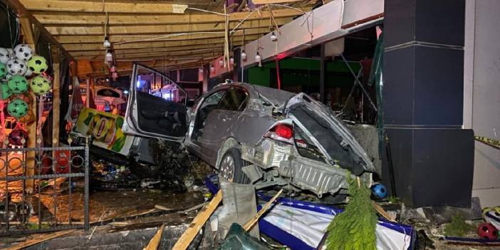 Otomobil şarküteriye daldı: İki kişi yaşamını yitirdi
