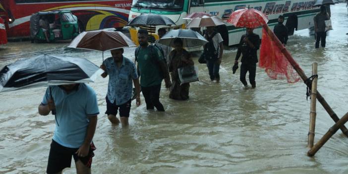 Bangladeş'i muson vurdu: 27 ölü