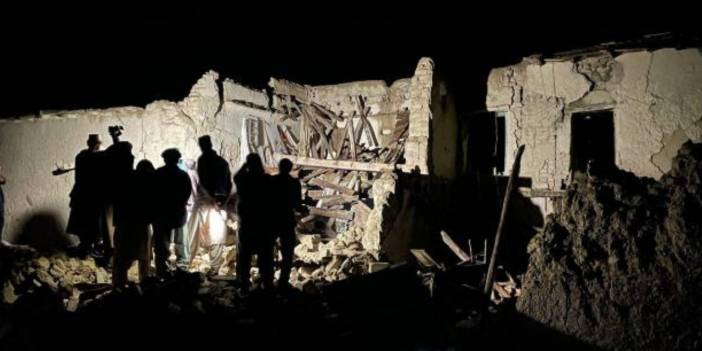 Bini aşkın kişiye mezar oldu... Deprem sonrası Pakistan'dan Afganistan'a yardım