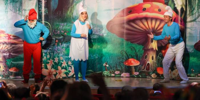 Bucalı minikler Dev Şirinler’le eğlendi