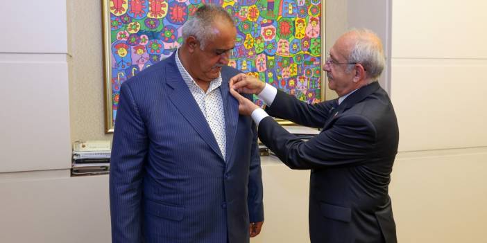 Kılıçdaroğlu, CHP'ye katılan belediye başkanı Avunç'a rozet taktı