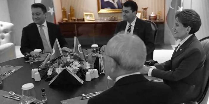 Altılı masanın arkasındaki simge yüklü konsol