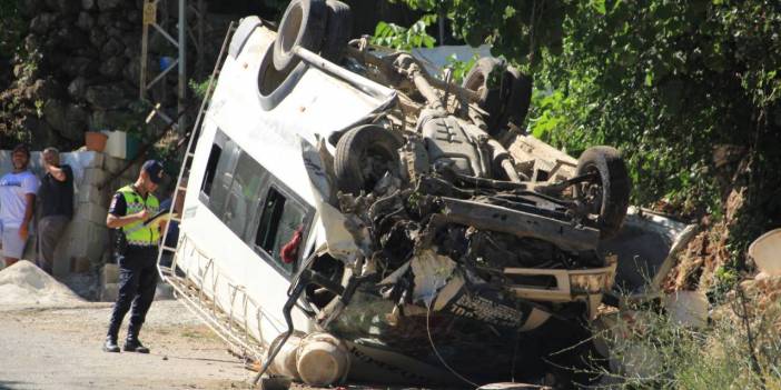 İşçileri taşıyan minibüs devrildi: Çok sayıda yaralı var