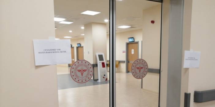 Dr. Karakaya'nın öldürüldüğü kliğinin kapısına asıldı: Cenazemiz var, hasta bakılmayacaktır