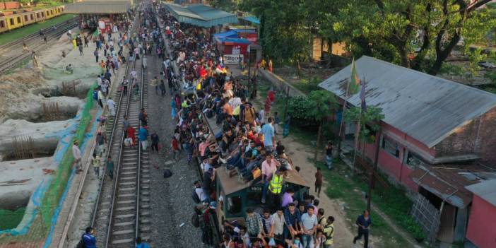 Bangladeş'te bayram izdihamı