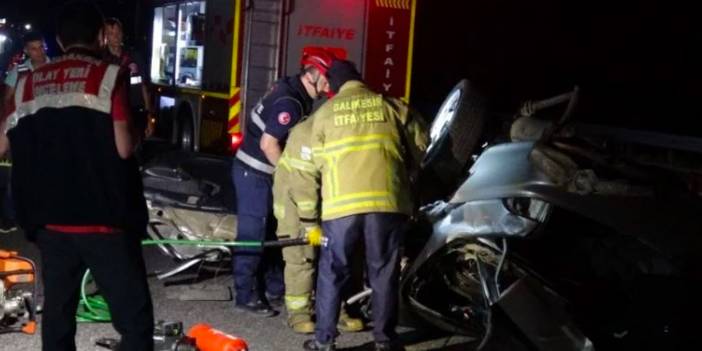 Balıkesir’de otomobil bariyere çarptı: 3 ölü, 2 yaralı