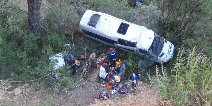 Tunceli'de minibüs şarampole uçtu: 19 yaralı