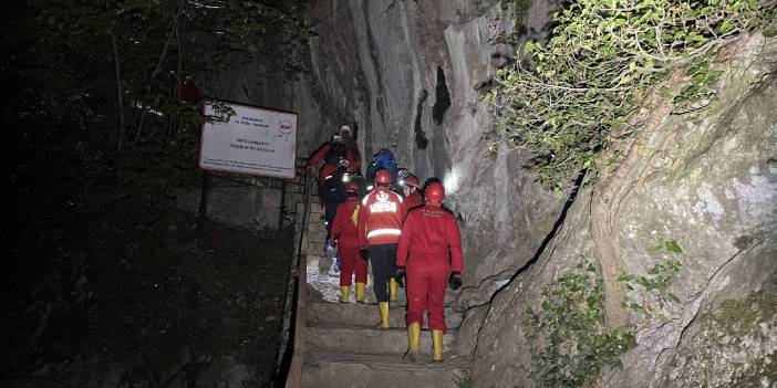 Mağaraya giren 4 kişi mahsur kaldı