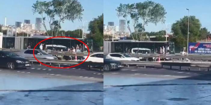 Korkutan kavga! Metrobüs yolunda kovalamaya başladı