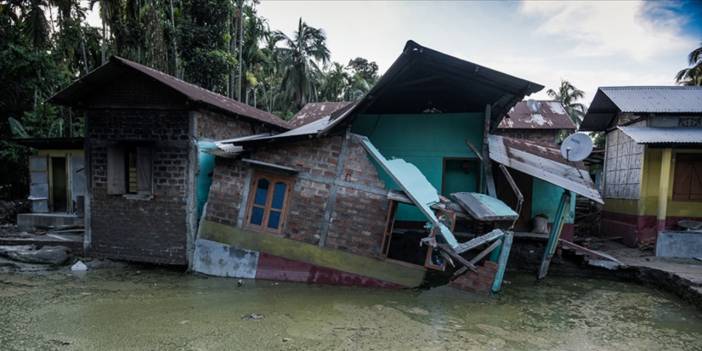 Hindistan'da şiddetli yağışlar nedeniyle 102 kişi hayatını kaybetti