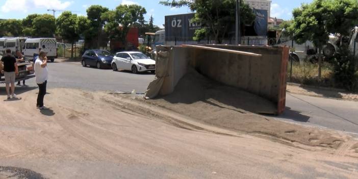 Sancaktepe'de kum yüklü kamyon devrildi