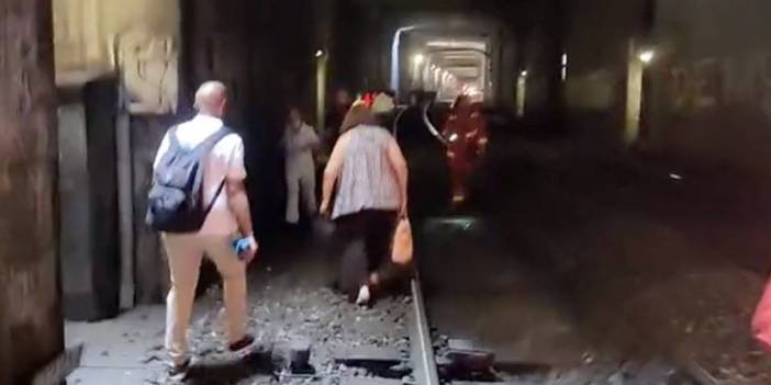 Fransa'da seferler aksadı: Yolcular tünellerde mahsur kaldı