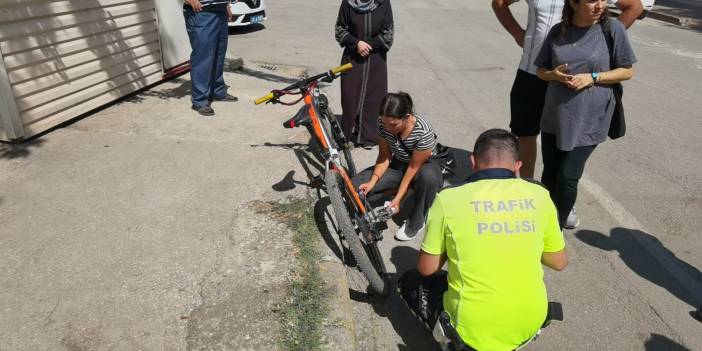 Otomobilin çarptığı genç, yaralı halde bisikletini tamir etmeye çalıştı