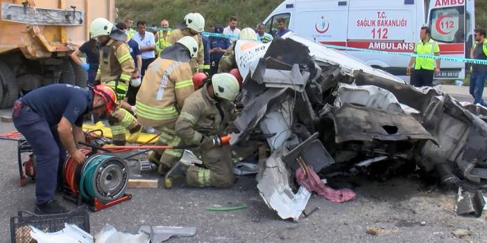 İki kamyon çarpıştı: Sürücü kopan kabinde sıkıştı
