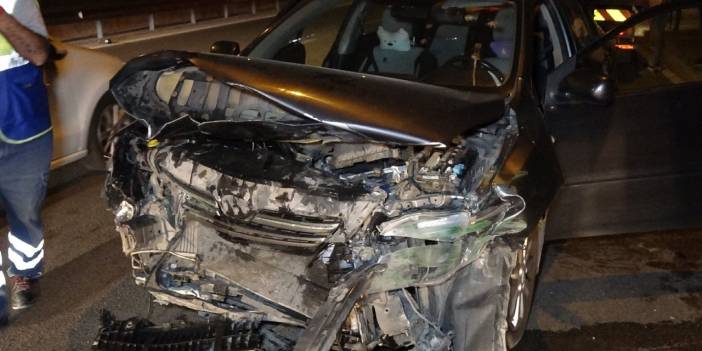 Kaza yapan otomobilden kaçtı, direğe çarptı